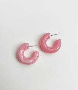 Callie Hoop Earrings in Pink Swirl